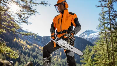 Pracovník s motorovou pilou Stihl v lesním prostředí