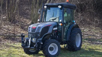 Tmavý speciální traktor Carraro na louce