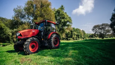 Červený traktor Zetor Major na zelené louce
