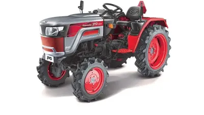 Červenošedý traktor Mahindra na bílém pozadí