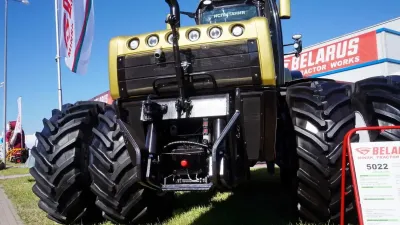 Žlutý traktor Belarus 5022 na výstavě