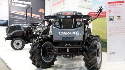 Šedé kompaktní traktory Carraro na výstavě