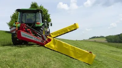 Traktor se žacím strojem Pöttinger Novadisc na louce