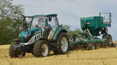 Zelený traktor Arbos na poli