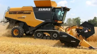 Žlutočerná sklízecí mlátička Claas Cat Lexion na poli
