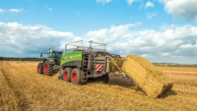Traktor Fendt s lisem na poli