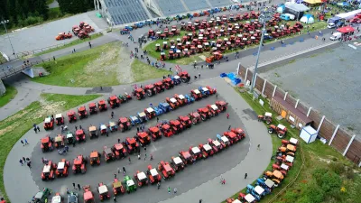 Řady historických traktorů Zetor na výstavě