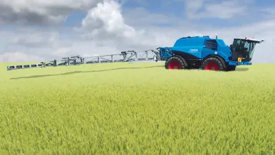 Modrý samojízdný postřikovač Lemken Nova na poli