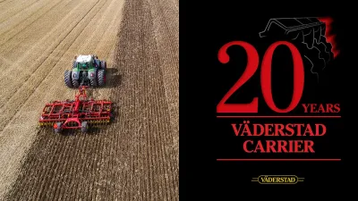 Traktor s červeným podmítačem Väderstad Carrier na poli