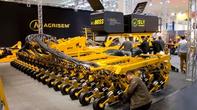 Žlutý secí stroj Sly Agrisem vystavený na veletrhu Agritechnica