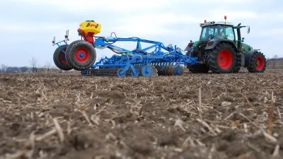 Zelený traktor Fendt s modrým kypřičem Lemken a žlutým secím strojem APV na poli