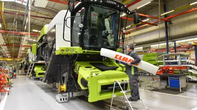 Sklízecí mlátička Claas Lexion ve výrobním závodě