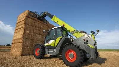 Teleskopický manipulátor Claas Scorpion ukládá balíky slámy