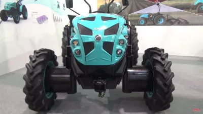 Tyrkysový hybridní traktor HAV na výstavě