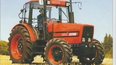 Historický červený traktor Zetor 9540