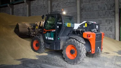 Teleskopický manipulátor Bobcat při manipulaci v zemědělském skladu