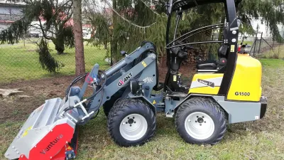 Šedý kompaktní nakladač Giant u zahrady