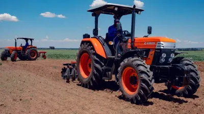 Dva oranžové traktory Farmtrac na poli