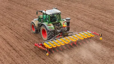 Traktor se secím strojem Väderstad Tempo na poli