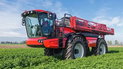 Červený samojízdný postřikovač Agrifac Condor na poli