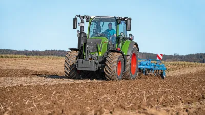 Zelený traktor Fendt na poli