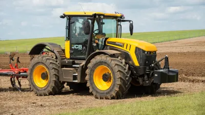 Žlutý traktor JCB Fastrac na poli