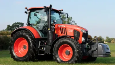 Oranžový traktor Kubota