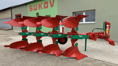 Červenozelený pluh před výrobním závodem Sukov