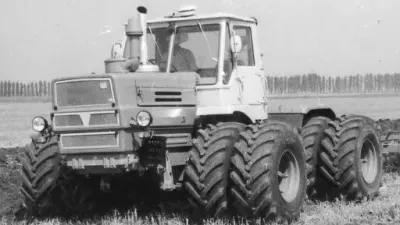 Archivní černobílý snímek sovětského traktoru T-150K