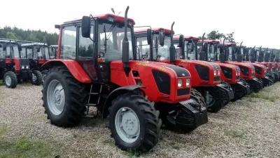 Řada červených traktorů Belarus