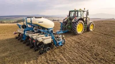 Traktor s přesným secím strojem Kinze na poli