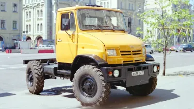 Žlutý užitkový vůz ZIL na městské ulici