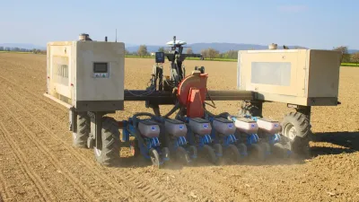 Autonomní polní robot Robotti při práci na poli