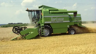 Zelená sklízecí mlátička Deutz-Fahr Topliner na poli