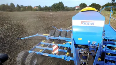 Secí stroj Farmet Falcon při setí řepky na poli