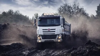 Bílý nákladní vůz Tatra Phoenix na nezpevněné cestě