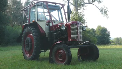 Starší červený traktor Zetor 25K