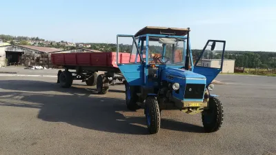 Modrý renovovaný traktor Zetor 5611 s vlekem