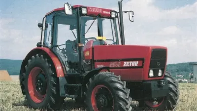 Červený traktor Zetor 8540