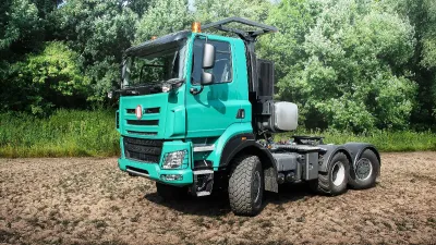 Zelený nákladní vůz Tatra Phoenix Agro v přírodě