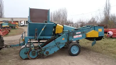 Starší modrý sklízeč brambor Bolko Z-643