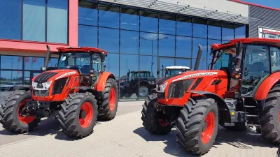 Červený traktor Zetor Crystal HD před budovou