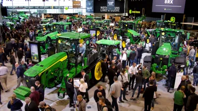 Výstavní hala se stroji John Deere a návštěvníky