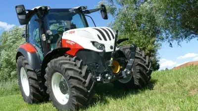 Bíločervený traktor Steyr CVT