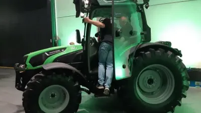 Zelený traktor Deutz-Fahr 5D při fotografování