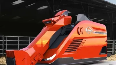 Červený krmný robot Kuhn ve stáji