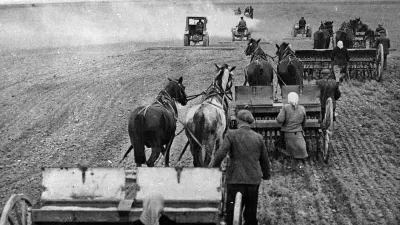 Historická černobílá fotografie zemědělské práce s koňmi