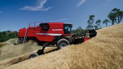 Červená sklízecí mlátička Laverda na poli