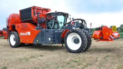 Červený sklízeč brambor Dewulf R3060