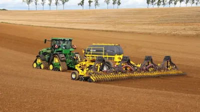 Traktor s širokozáběrovým secím strojem Bednar Efecta na poli